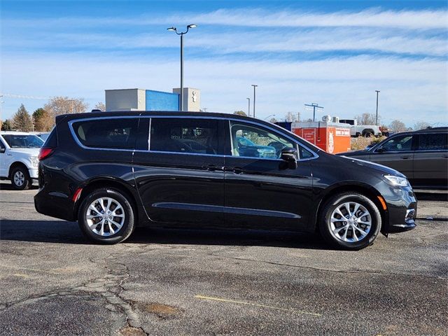 2023 Chrysler Pacifica Touring-L