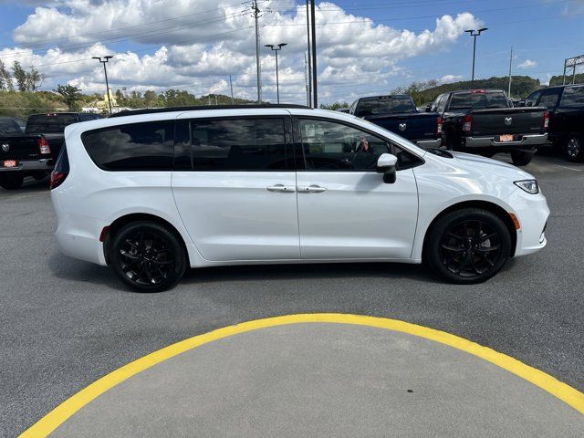 2023 Chrysler Pacifica Touring-L