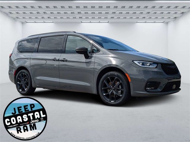 2023 Chrysler Pacifica Touring-L