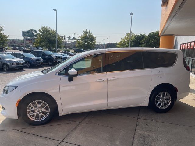 2023 Chrysler Voyager LX