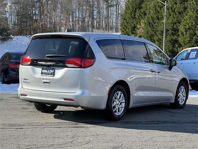 2023 Chrysler Voyager LX