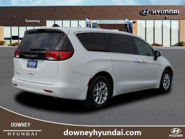 2023 Chrysler Voyager LX