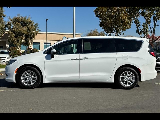 2023 Chrysler Voyager LX