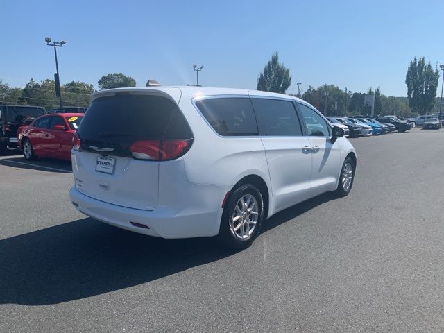 2023 Chrysler Voyager LX