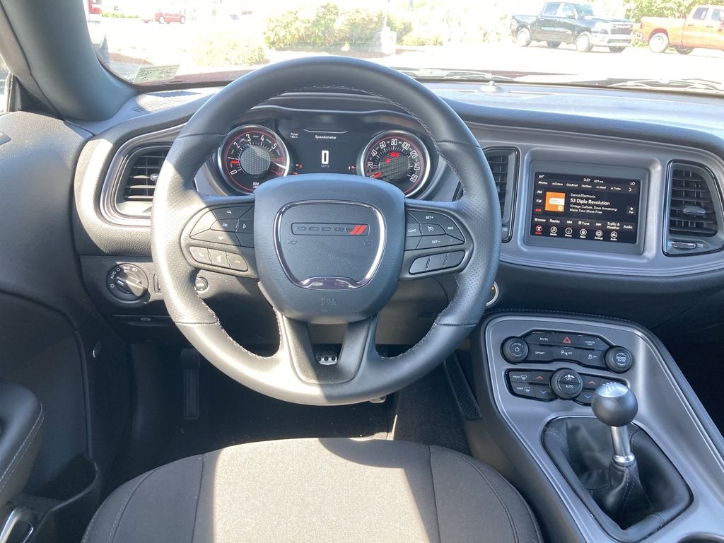 Vehicle image 14 of 28