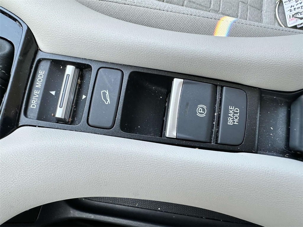 Vehicle image 26 of 30
