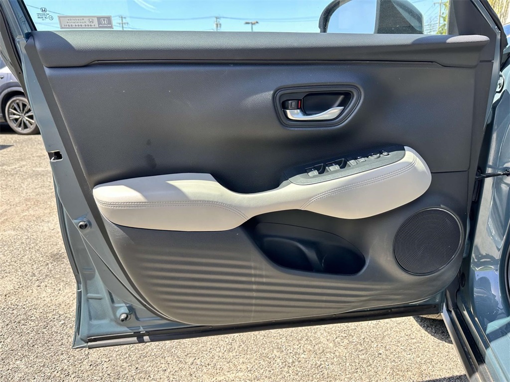 Vehicle image 8 of 30