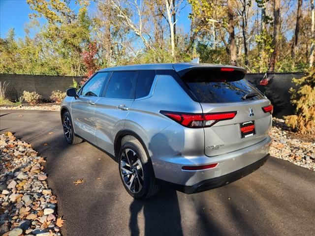 2023 Mitsubishi Outlander SE