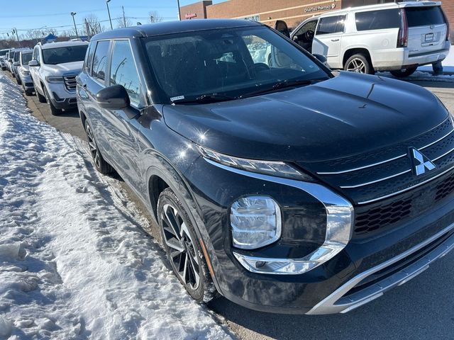 2023 Mitsubishi Outlander SE