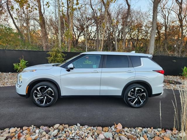 2023 Mitsubishi Outlander SE