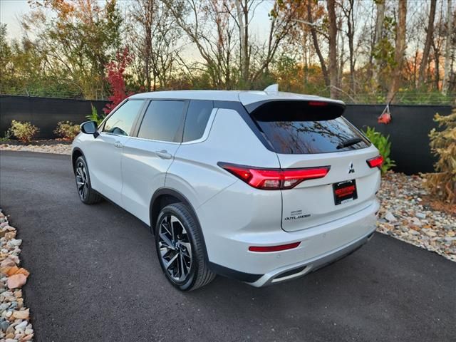 2023 Mitsubishi Outlander SE