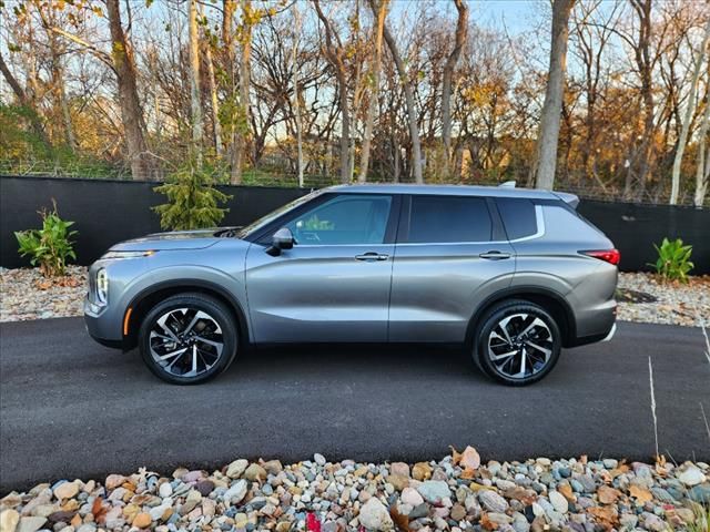 2023 Mitsubishi Outlander SE