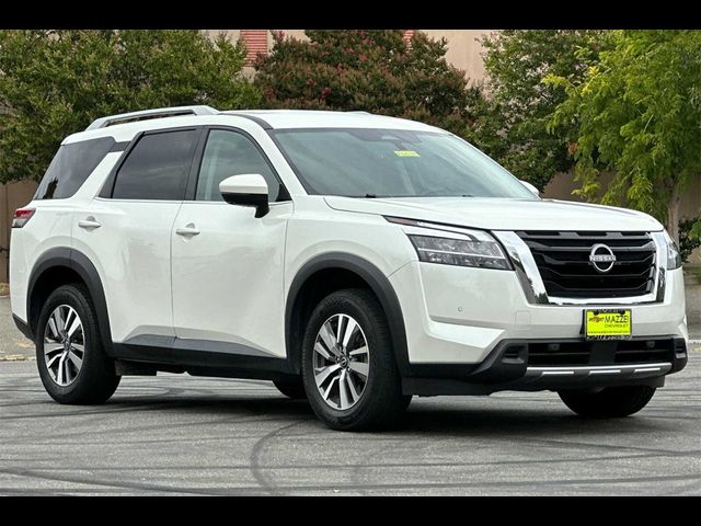 2023 Nissan Pathfinder SL