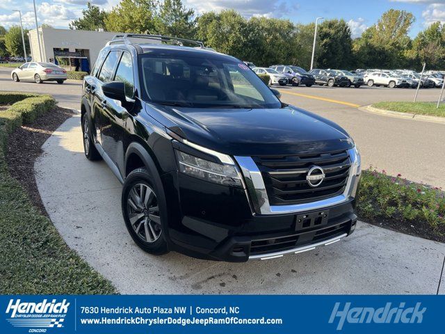 2023 Nissan Pathfinder SL