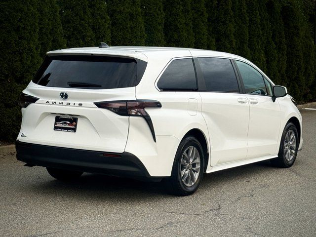 2023 Toyota Sienna LE