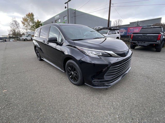 2023 Toyota Sienna LE