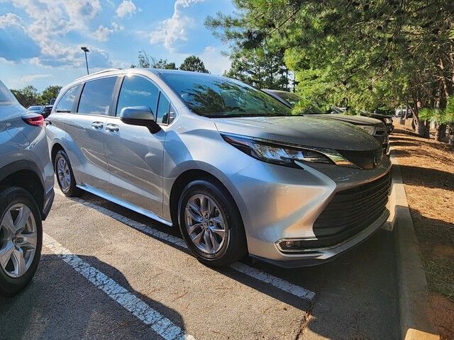 2023 Toyota Sienna XLE