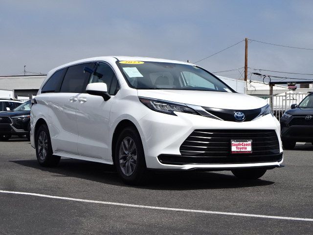 2023 Toyota Sienna LE