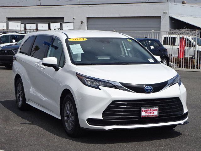 2023 Toyota Sienna LE