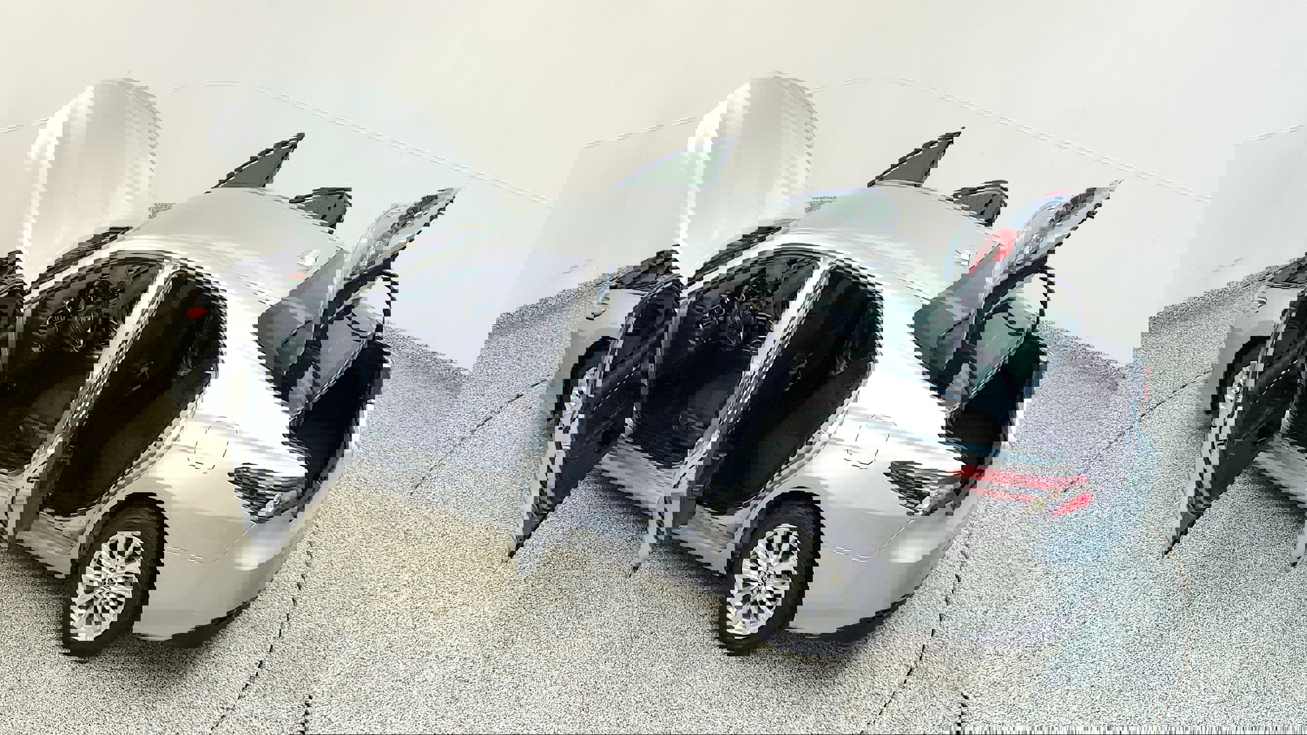 Vehicle image 17 of 32