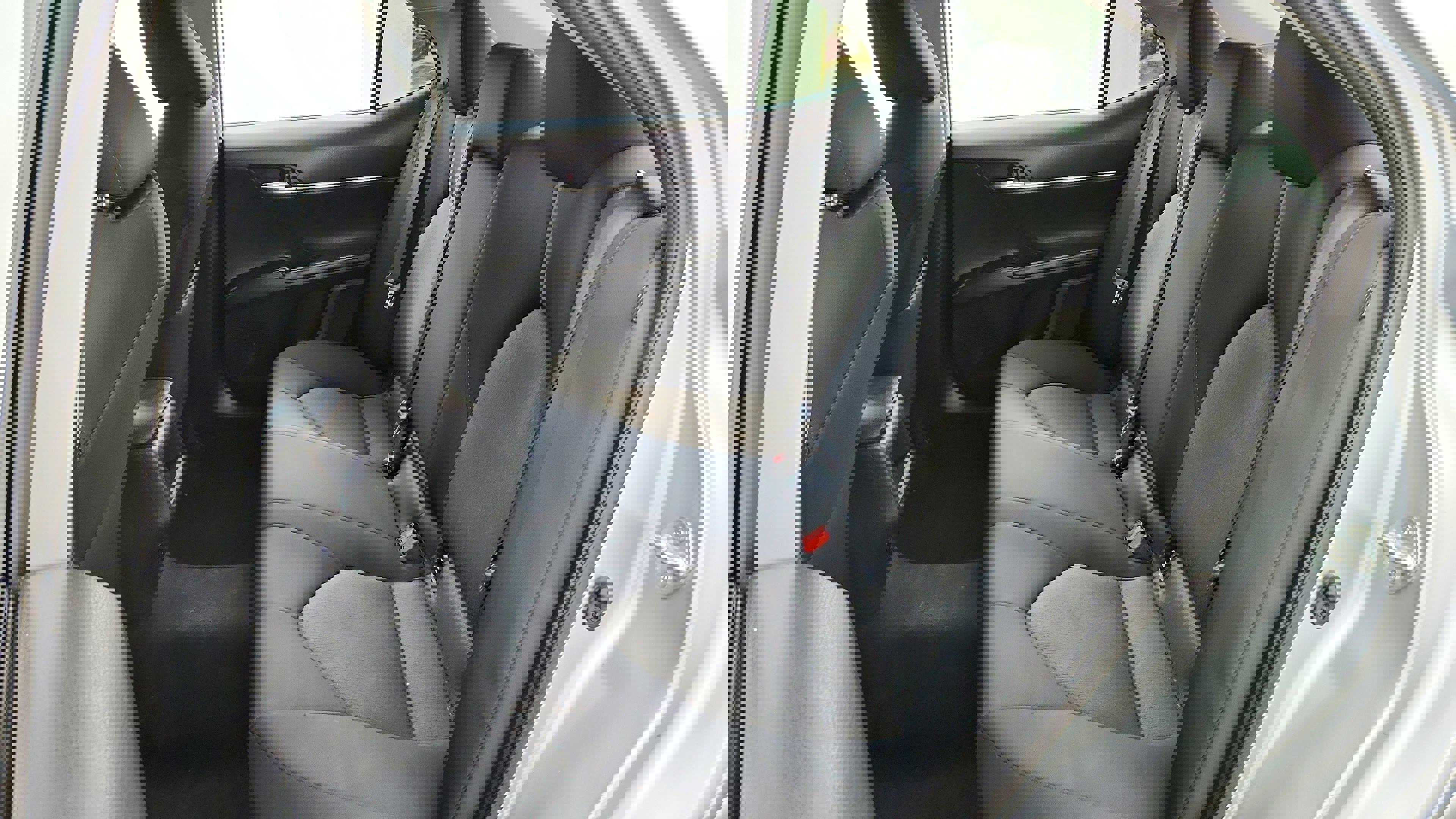 Vehicle image 27 of 32