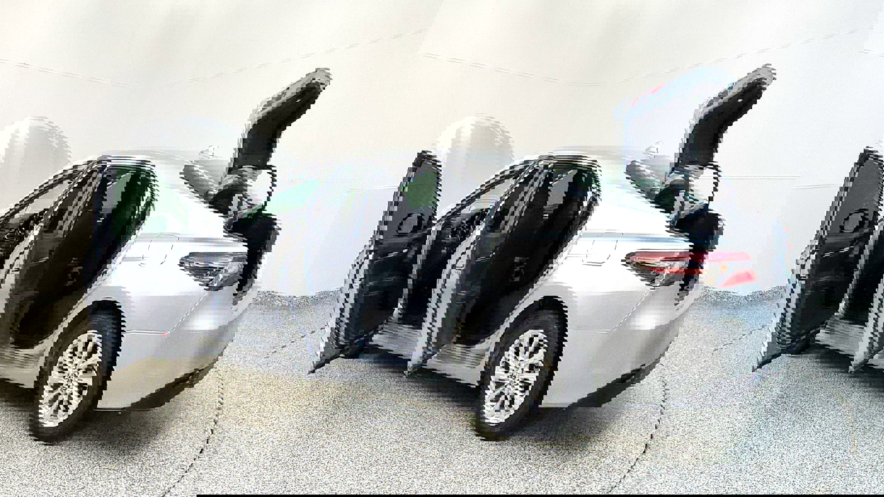 Vehicle image 18 of 32