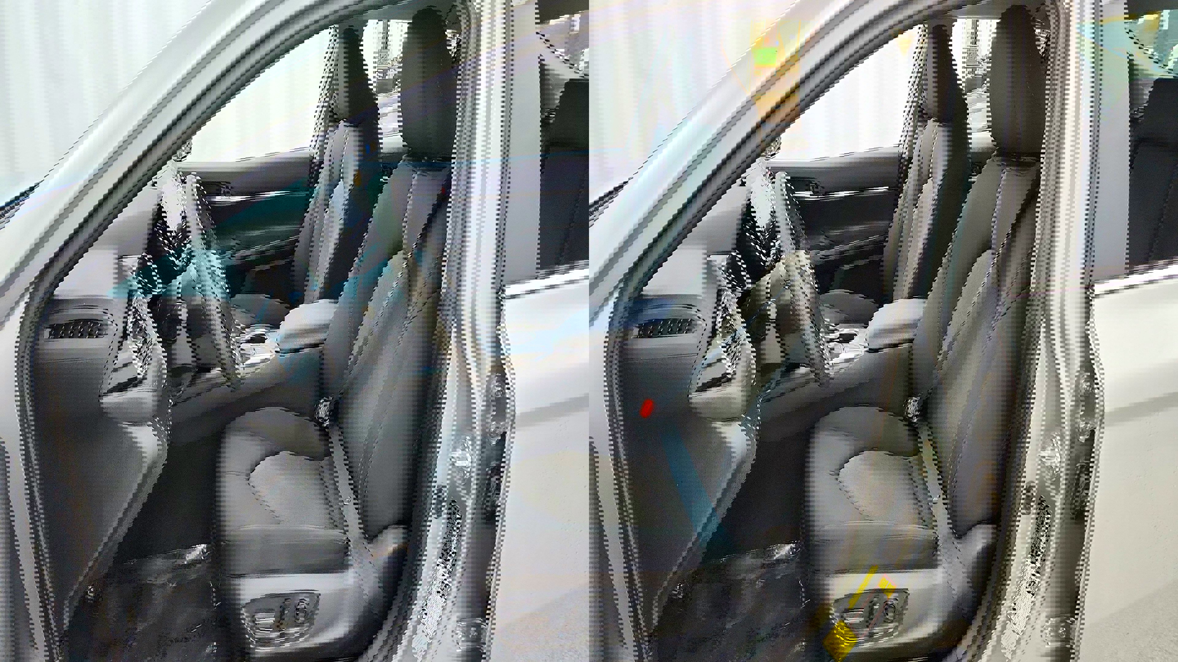 Vehicle image 21 of 32