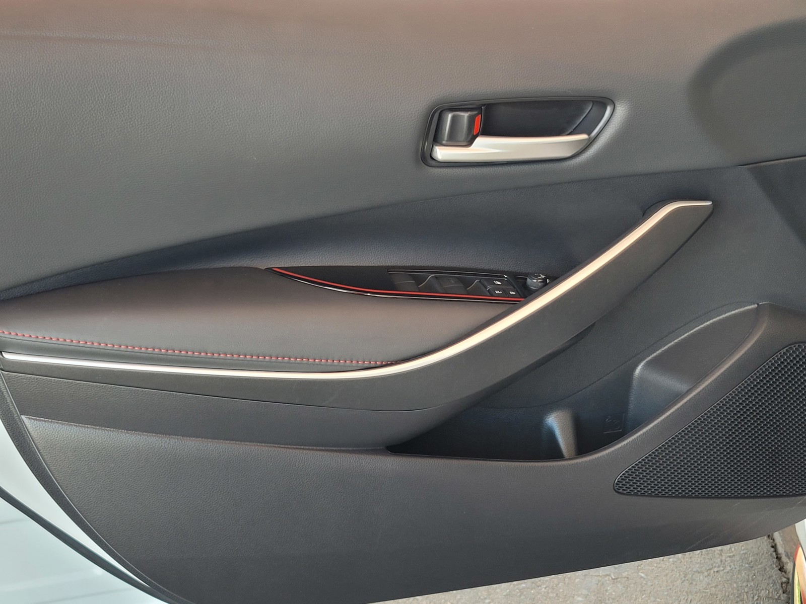 Vehicle image 17 of 27