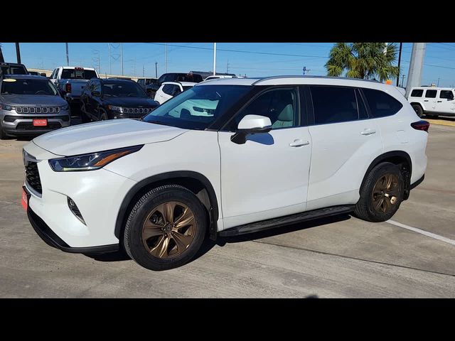 2023 Toyota Highlander Hybrid Bronze Edition