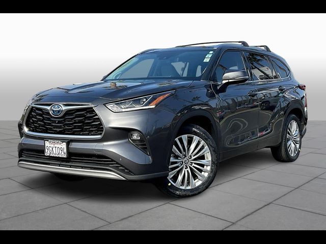 2023 Toyota Highlander Hybrid Platinum