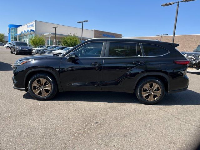 2023 Toyota Highlander Hybrid Bronze Edition