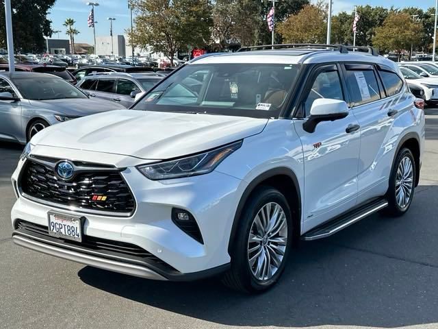 2023 Toyota Highlander Hybrid Platinum