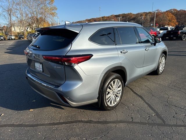 2023 Toyota Highlander Hybrid Platinum