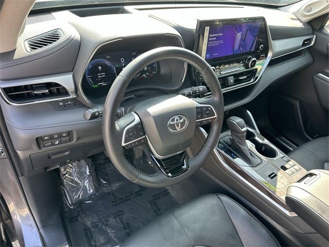 2023 Toyota Highlander Hybrid Platinum