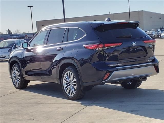 2023 Toyota Highlander Hybrid Platinum