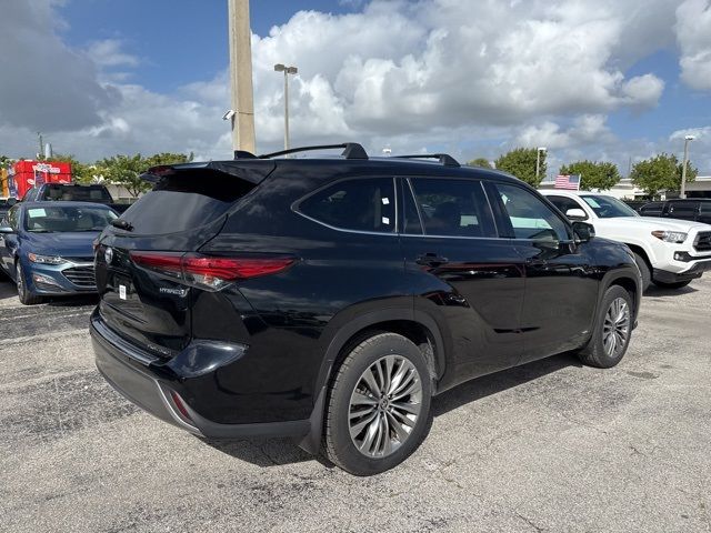 2023 Toyota Highlander Hybrid Platinum