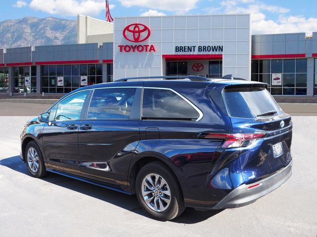 2023 Toyota Sienna LE