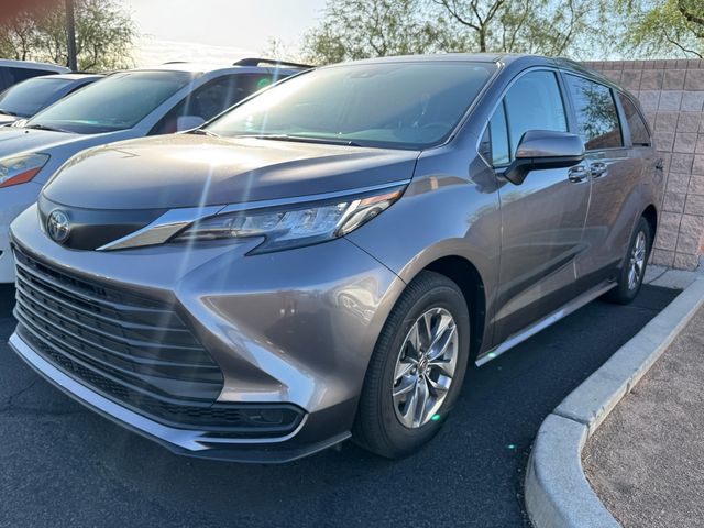 2023 Toyota Sienna LE