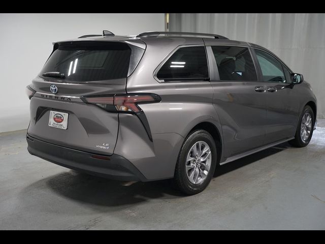 2023 Toyota Sienna LE