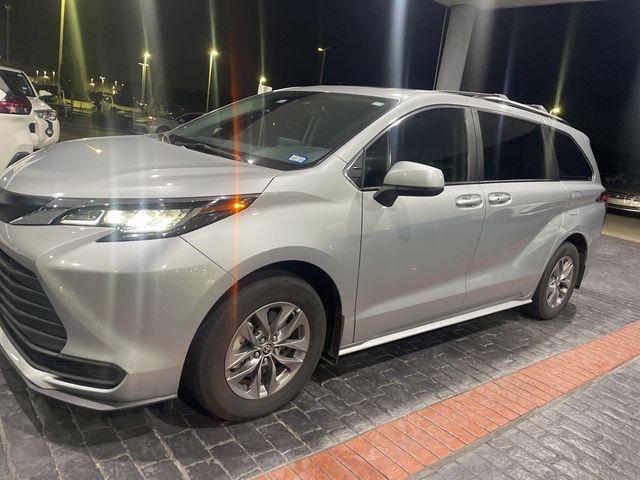 2023 Toyota Sienna LE