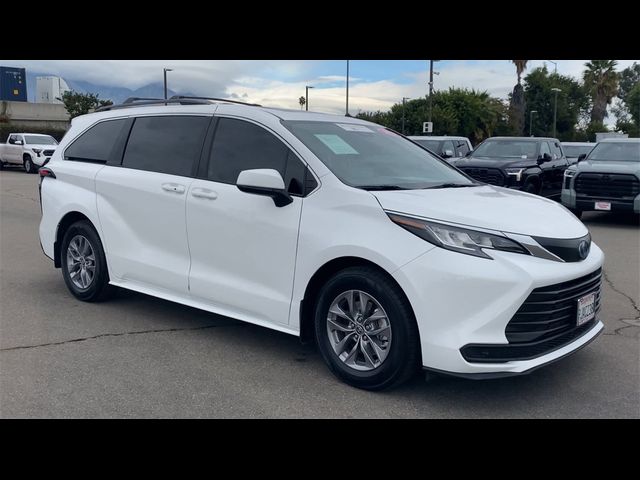 2023 Toyota Sienna LE