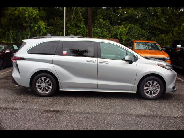 2023 Toyota Sienna LE