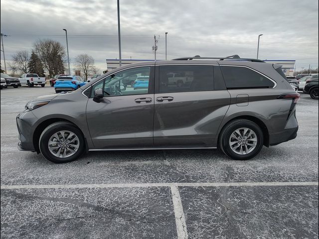 2023 Toyota Sienna LE