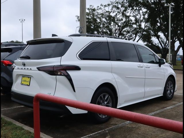 2023 Toyota Sienna LE