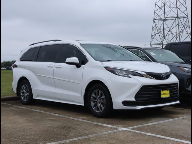 2023 Toyota Sienna LE