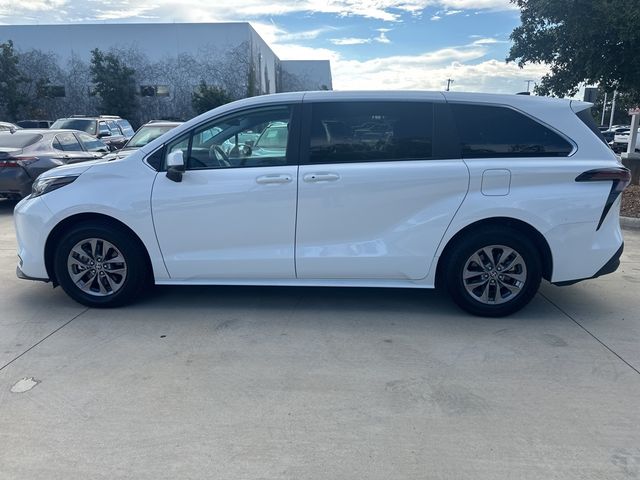 2023 Toyota Sienna LE