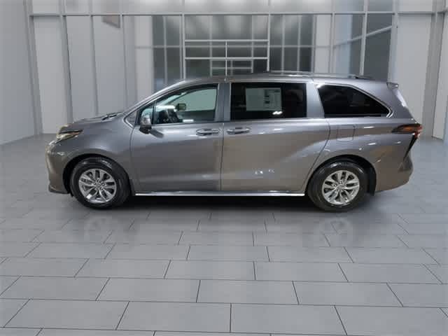 2023 Toyota Sienna LE