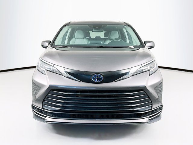 2023 Toyota Sienna LE