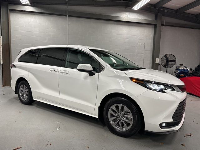 2023 Toyota Sienna LE