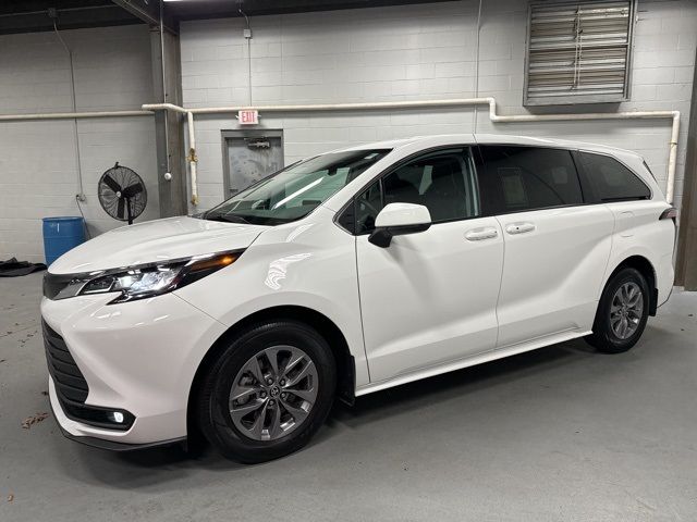 2023 Toyota Sienna LE